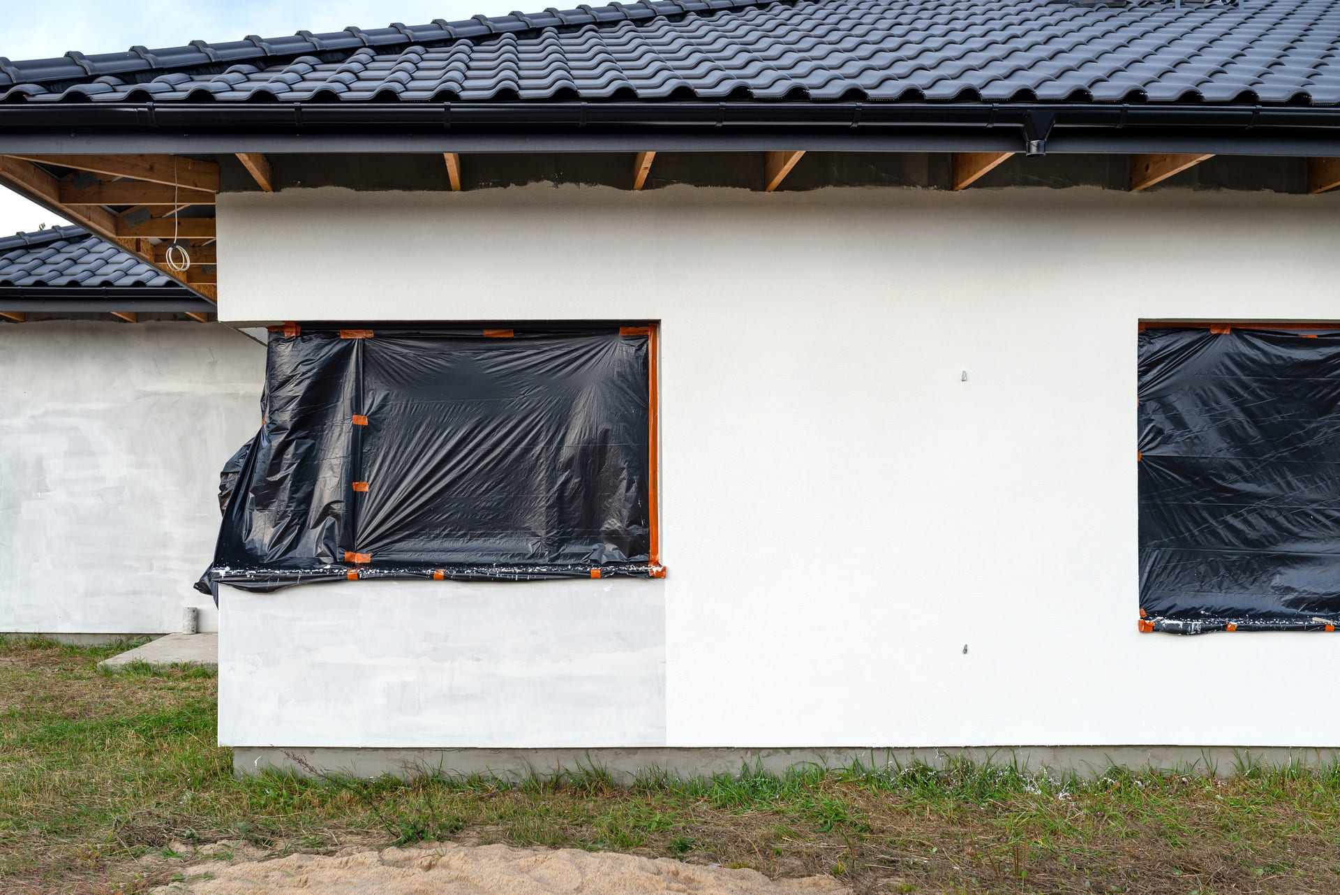Neu aufgebrachter weisser Silikonputz auf einer gedämmten Hausfassade